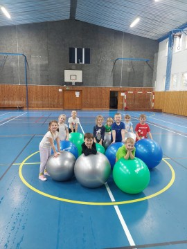 Cvičení ve sportovní hale