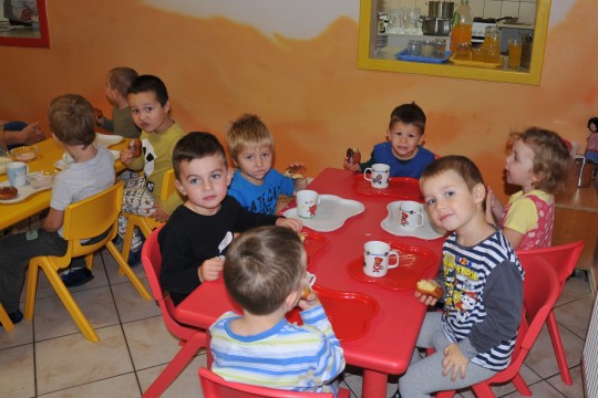 Matýsek s maminkou napekl koblížky pro Palečka a jeho kamarády